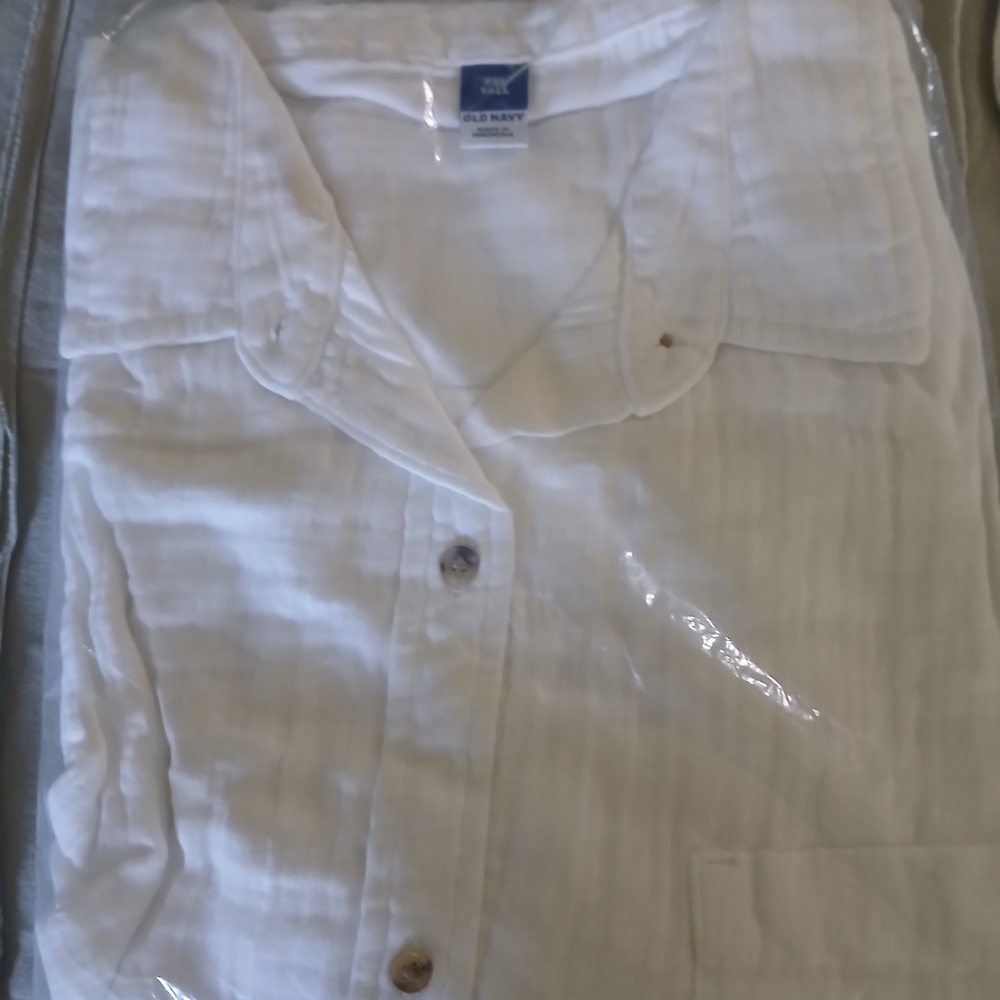Old Navy White Button-Up Shirt - Picture 4 of 8